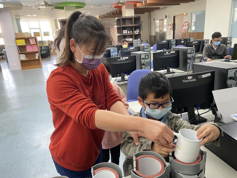 學員嘗試做馬克杯轉印2