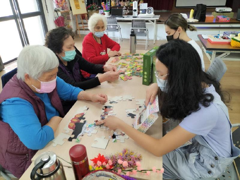 帶領長者體驗三媽拼圖卡