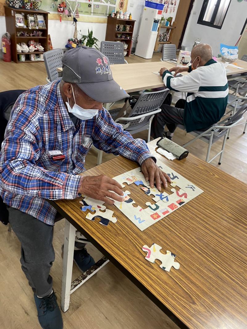 並透過拼圖說故事