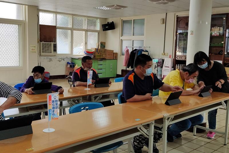 不懂得要提出問題，老師再操作一次，學員在練習看看。