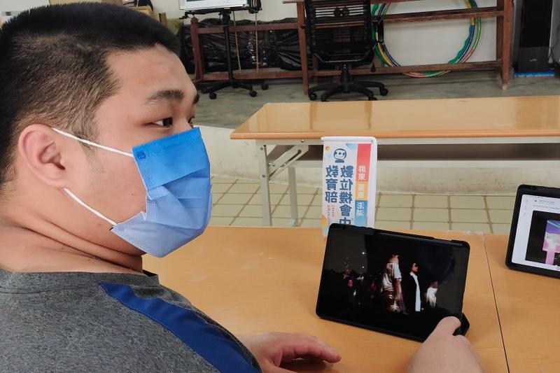 平板電腦使用很廣泛，除了看影片，還有照相功能，慢慢來大家都可以學。