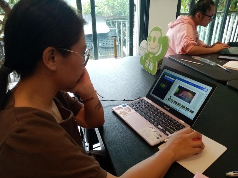 學員在筆電面前操作