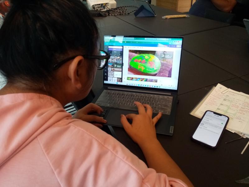 學員利用筆電進行影像編輯