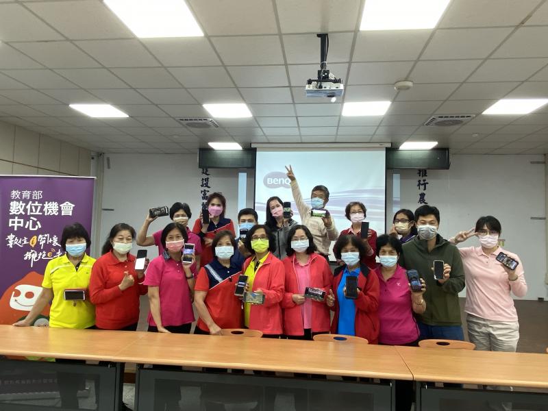 上課後全體學員大合照，並展示上課景點的照片