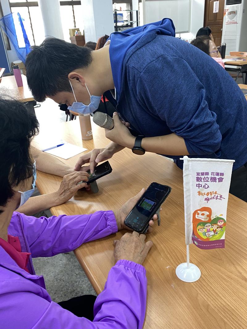 講師耐心的教導學員如和操作使用手機修圖APP