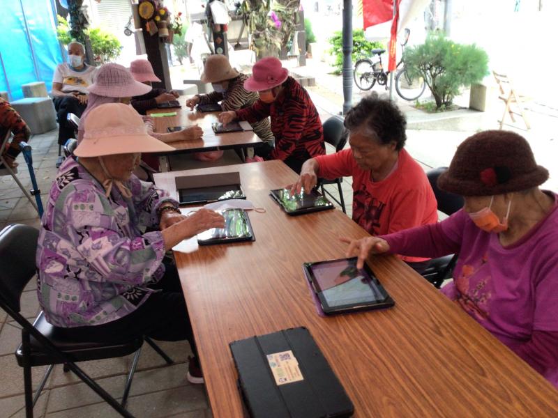 社區長者配合講師講解用心操作平板電腦