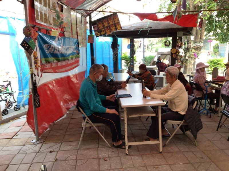 長者使用平板電腦上課操作情形畫面