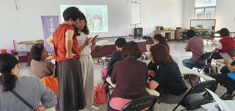 老師指導學員如何下載Snapseed APP安裝於手機.