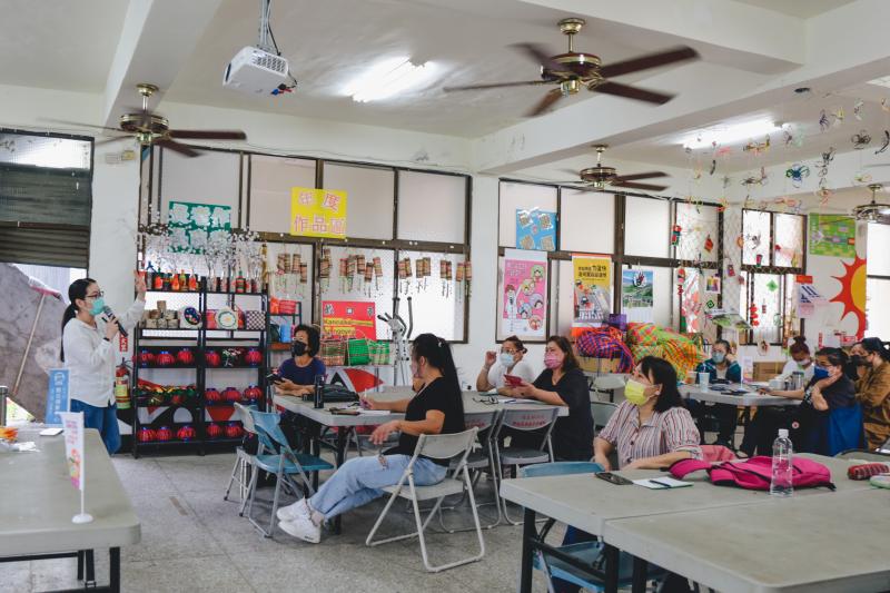 學員上課情形，講師介紹如何使用健康APP