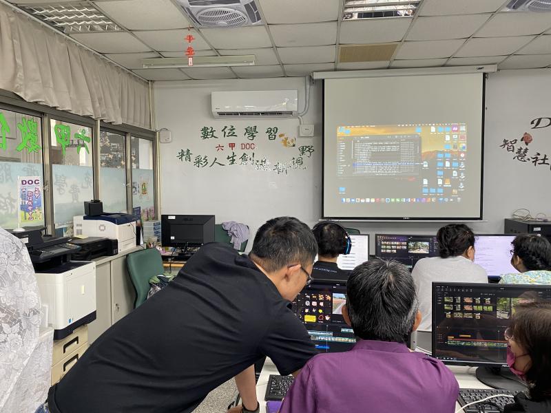 老師一邊講解，學員們一邊操作，  遇到不懂的地方，老師立即解決問題！  可以繼續製作有趣的影片啦!