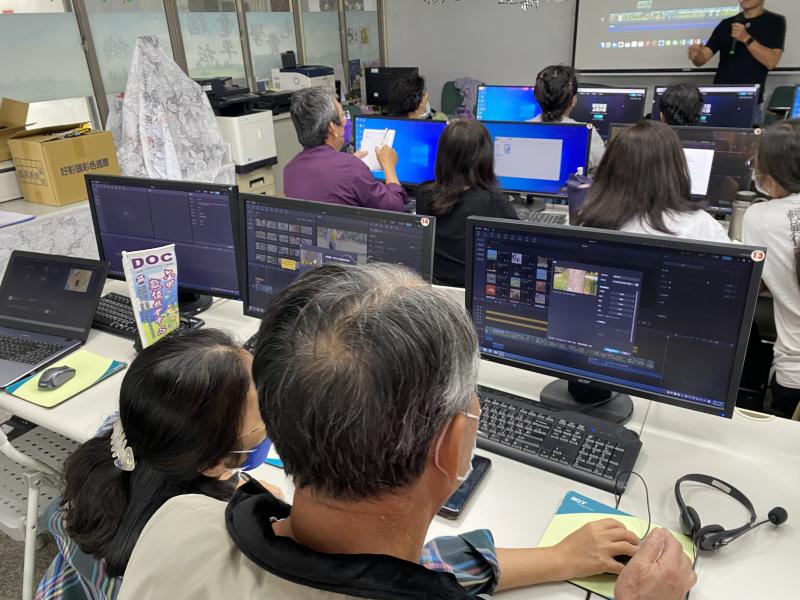 有疑問不只能問老師，旁邊的同學們也是棒棒的，幫忙解決了問題!  前面的同學筆記也抄的超認真，大家都好棒!