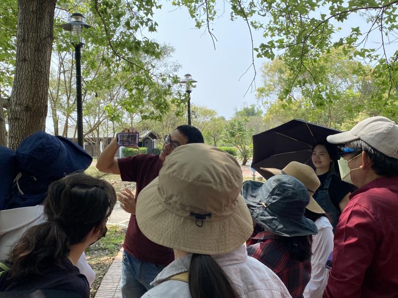 教完了理論，大家當然要實際上手試試才知道自己拍攝時的問題在哪裡囉!  老師先拍攝了幾段影片給學員示範，大家都仔細地學習，專注老師的教學!