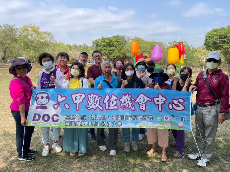 外拍結束後,大家來個快樂的團體照。 瞧!大家笑得多開心!