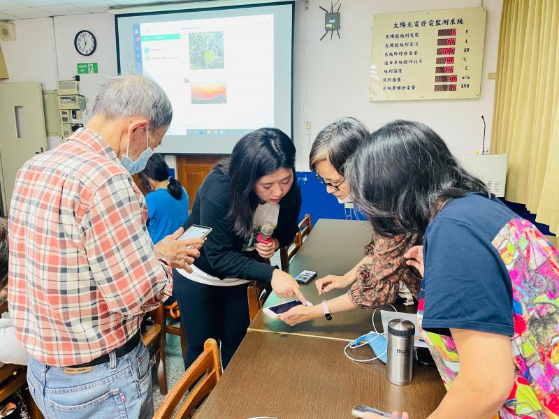 講師和學員互相討論