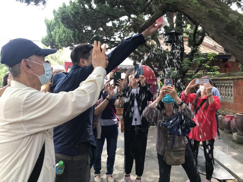 老師教導學員如何拍攝水柱