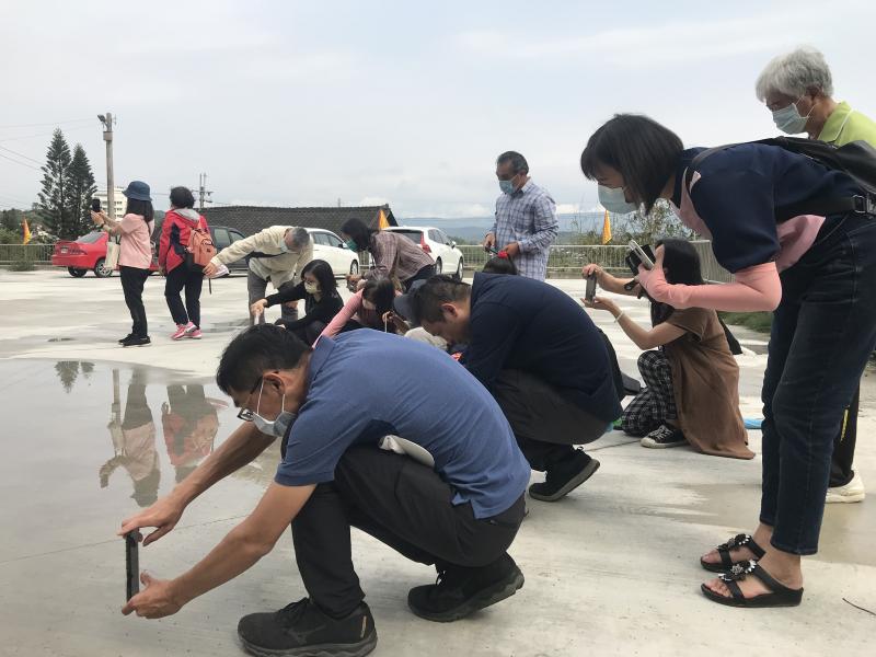 老師學員共同拍攝水中倒影