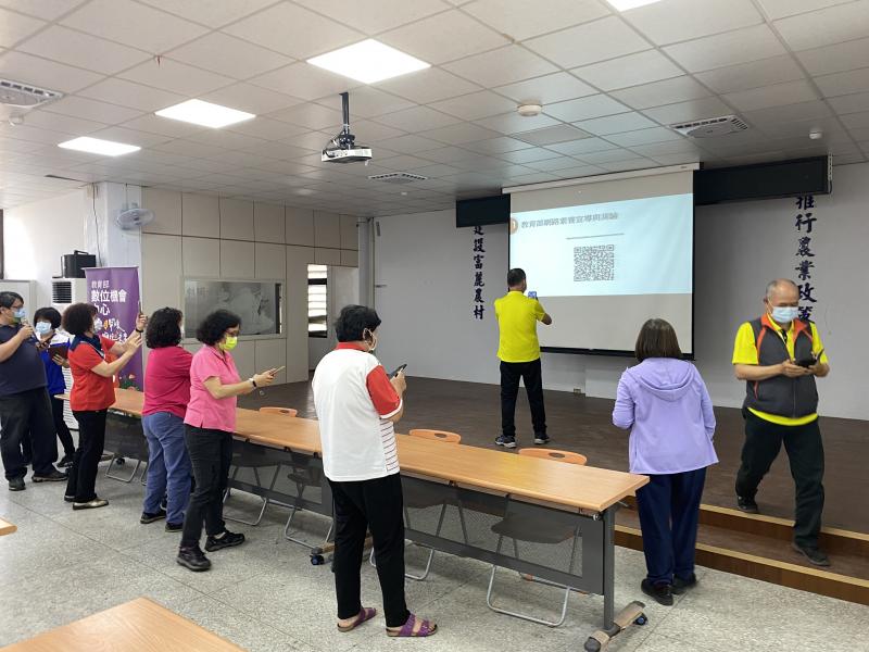 學員用手機掃描下載biggo比價APP