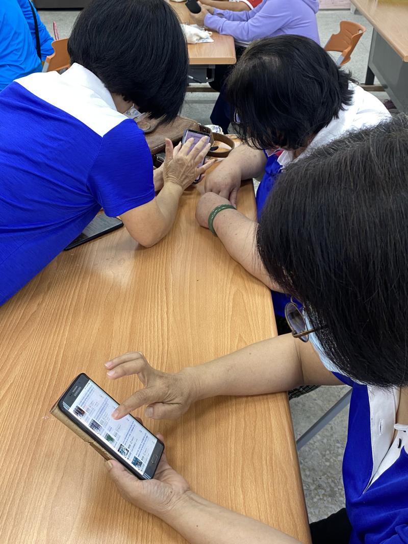 學員在老師的指導下用biggo比價APP進行商品比價