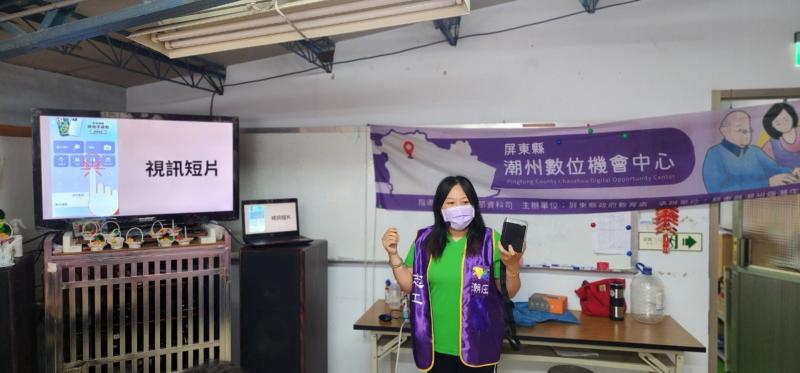 3.4新榮行動分班潮庄e起玉兔喜臨來健康 #潮州DOC-#弘道基金會-屏東服務處 新榮社區關懷據點 數位中心第二年服務新榮關懷據點 用全新的平版 第一回教製作早安圖美框 從如何連線wifi 下載美圖秀秀到 平板照相功能自拍美拍 製作美圖，一