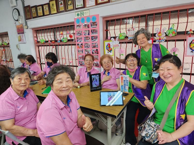 新榮社區，教長輩們影片編輯，雖然是一大挑戰，但新榮據點的長輩們不會讓我失望，超棒滴，更棒的潮州doc的夥伴們，完成了他們第一部影片。希望未來還能在和新榮社區合作，期待下次再相會。