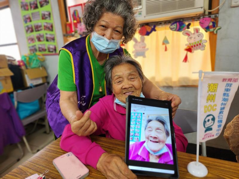 阿米阿嬤說這我部會啦聯手機都沒有，謝謝月英老師陪我這個老人用平板電腦自拍  剛開始連開機都不會，謝謝老師慢慢地教我們  認識平板，還可以自拍，拼圖～很好玩  我們老人家能學會這個美圖秀秀合成照片影片，都很開心  今天都我都認真到不願還平版，