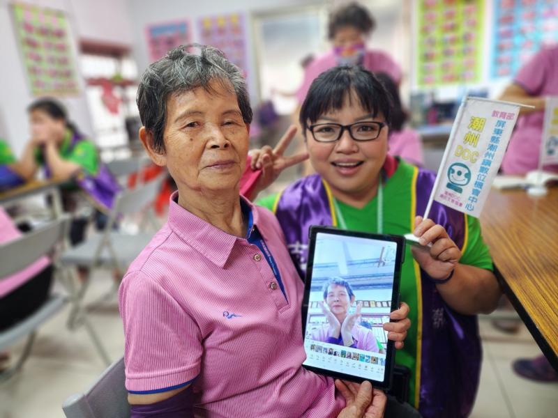 阿地阿嬤說第一次用平板電腦學習拍照還有網路連線，謝謝韋汝老師一直陪著我-讓我也能動動手動動腦~順利完成這個美圖秀秀的小影片真的趣味， 很開心能有機會接觸平板電腦-像孩子一樣玩遊戲 最後還完成了早安圖還有小影片 回到家也可以在家和孫子一起玩，