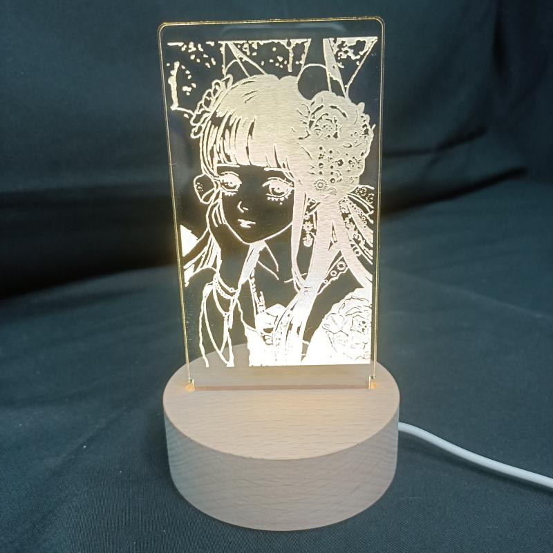 學員用手繪貼圖所學，畫出圖片，再雷雕做成燈座