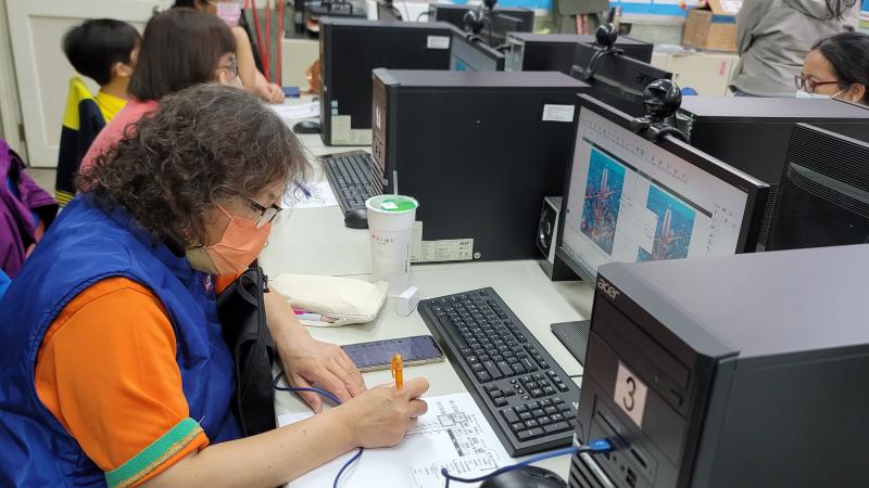 學員勤作筆記紀錄講義重點。