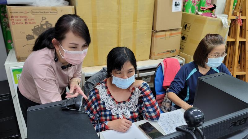 老師解決學員遇到的難題。