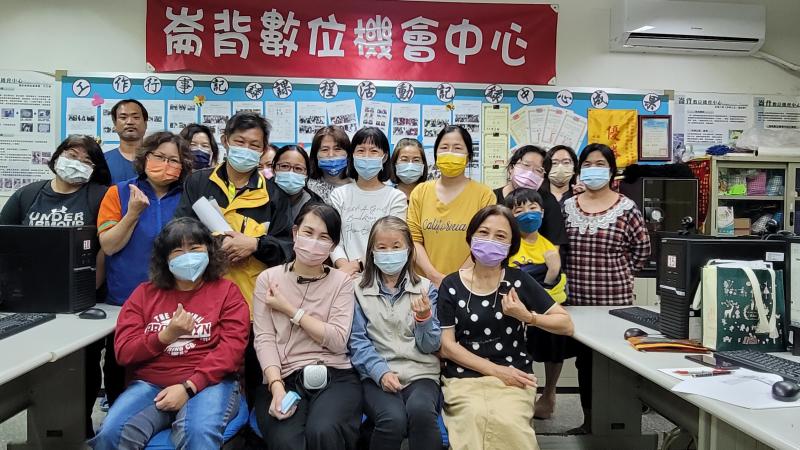 課後學員合影。