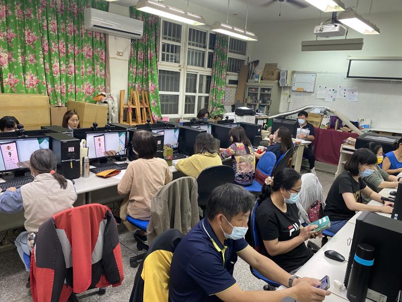 學員一起練習操作APP熟悉環境。