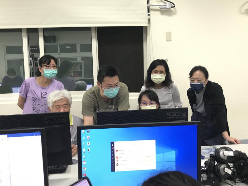 老師教導學員如何下載程式