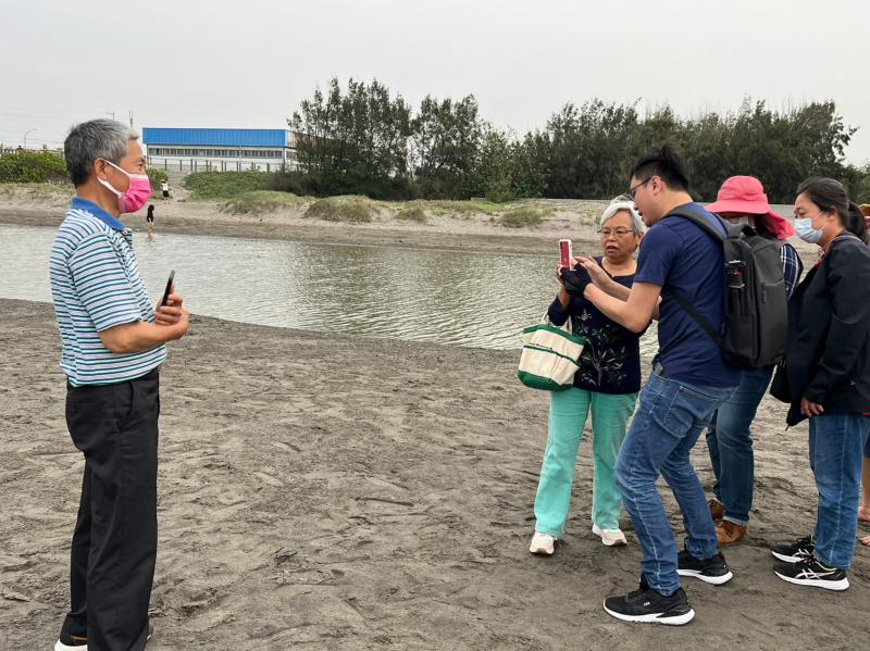 講師教導學員取景拍攝照片