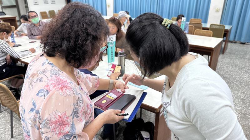 講師分享了三種不同記帳APP,從最簡單到最複雜的,可以依照自己的需求去下載使用,也分享大家使用雲端發票使用載具兌獎超級方便!!