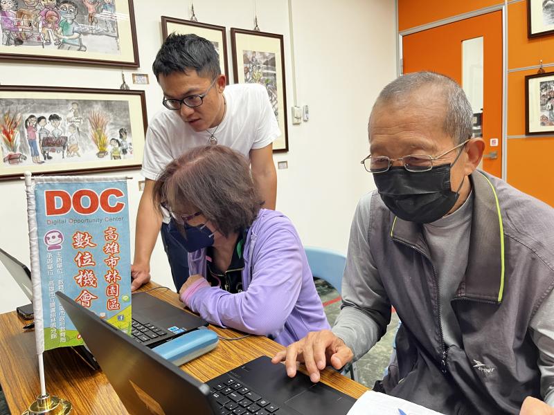 賴政達老師指導學員剪輯影片。