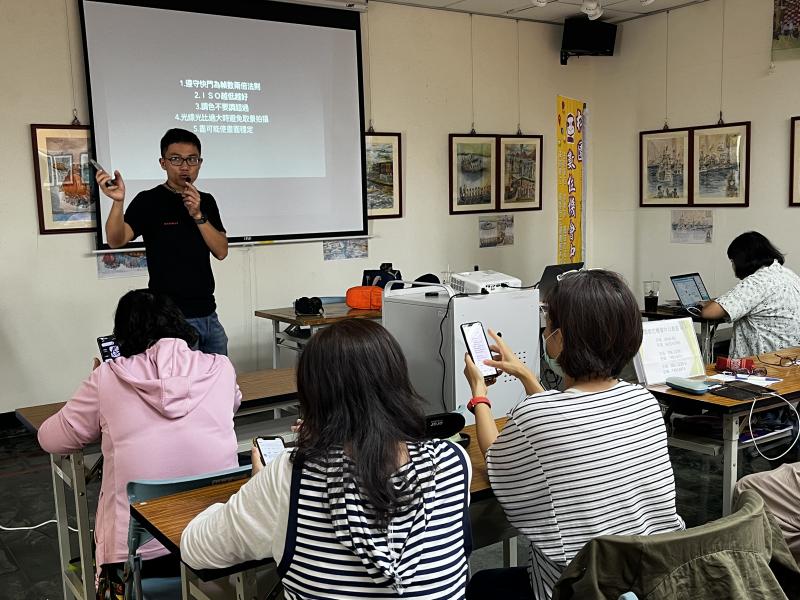 賴政達(前)老師強調自媒體時代來臨，⼈⼈都可以是導演，⼈⼈都可以拍片。