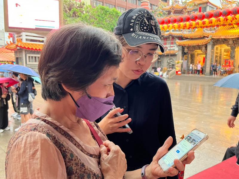 學員下載大甲媽APP學習查看媽祖目前位置