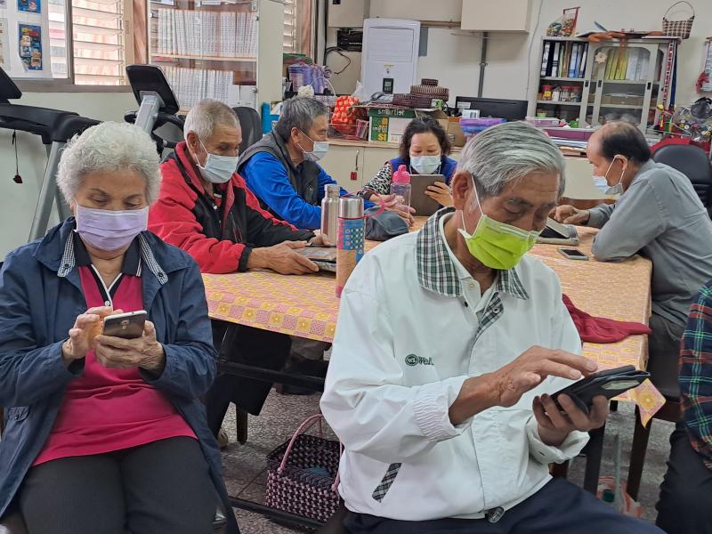 學員運用自己的手機下載APP後操作練習