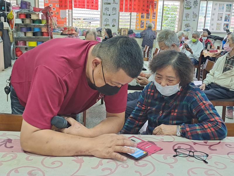 講師請學員練習下載APP後，請學員自己練習操作並回答問題