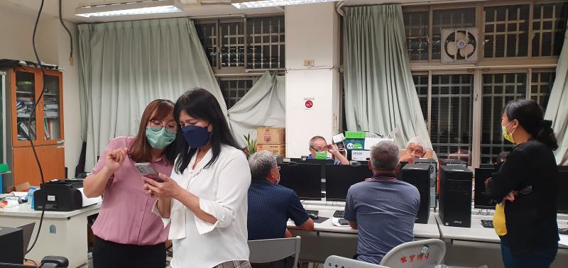 學員請教老手機上雲端硬碟檔案選取與上傳操作方式.