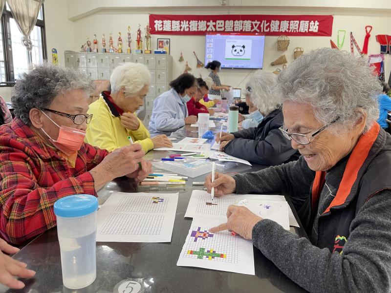 長者對平板不熟悉，先以紙本的格子作畫