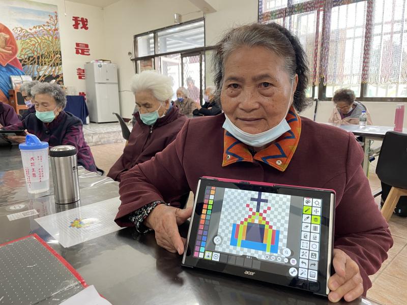 長者以平板畫好圖很開心