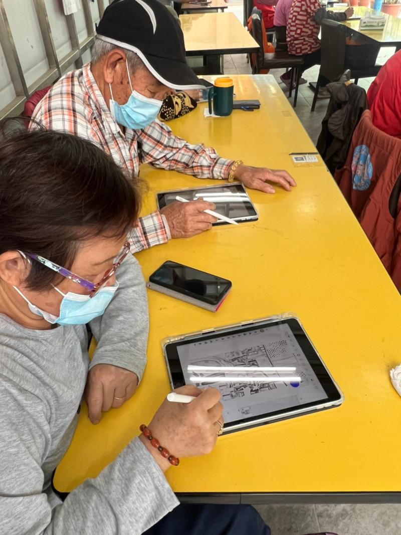 學員練習用iPad寫字