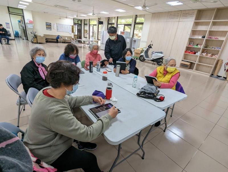 協助學員操作iPad