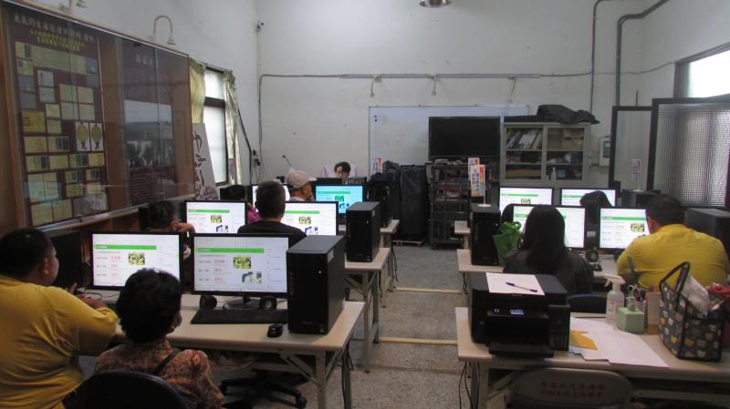 講師針對這堂課分為6大主題 : 介紹飲食份量表、飲食紀錄APP myfitnesspal的教學與使用、高血糖與胰島素控制、高血壓預防與保健、認識身體不適所對應症狀、利用運動改善循環等。。