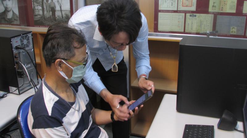 講師在下課之前推薦學員使用運動APP，還有做運動推薦-跳躍深蹲強心肺、低弓箭步伸展這2種方式都是對身體有非常多的好處。