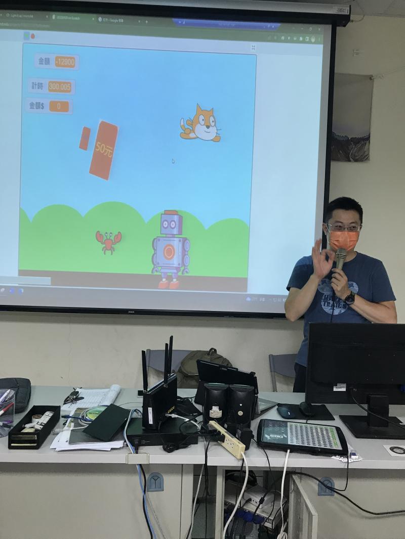 老師在課堂上認真教導學員們製作機器人接紅包遊戲