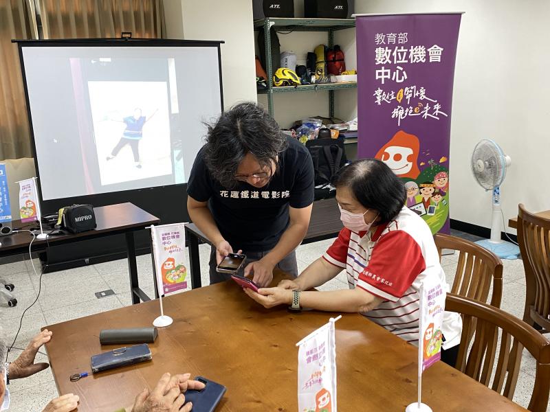 老師指導長者如何使用影片APP的操作
