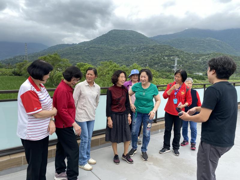 老師指導學員如何進行影片拍攝