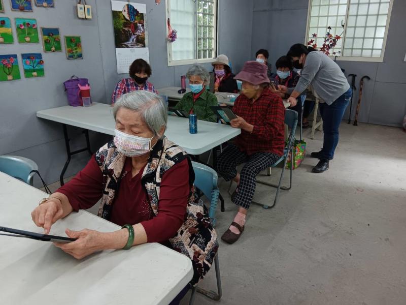 帶領長者練習基本應用程式